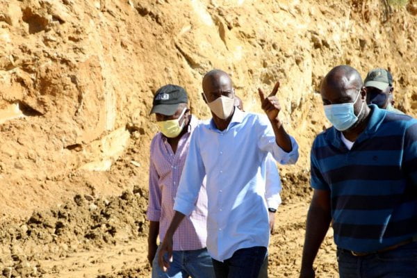 Le président Jovenel Moïse a visité le chantier des travaux de la route de Chansolme à Port-de-Paix. - Jovenel Moise échoué avec agritrans