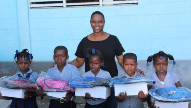 Distribution de kits scolaires par la Première dame Martine Moïse dans plusieurs départements - Martine Moïse