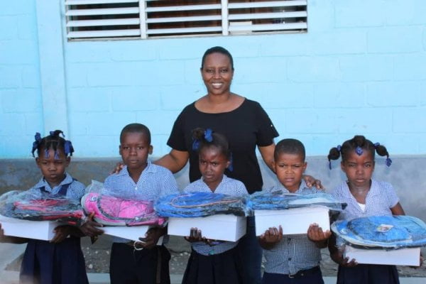 Distribution de kits scolaires par la Première dame Martine Moïse dans plusieurs départements - Martine Moïse