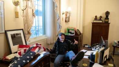 L’homme Photographié assis au bureau de la présidente de la Chambre, Nancy Pelosi, a été arrêté.  - Donald Trump