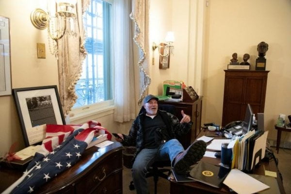 L’homme Photographié assis au bureau de la présidente de la Chambre, Nancy Pelosi, a été arrêté.  - Donald Trump, États-Unis, Joe Biden