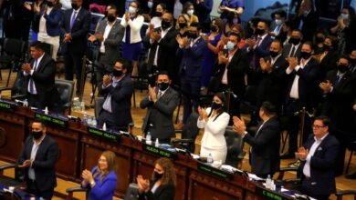 PHOTO JOSE CABEZAS, REUTERS Les membres du Parlement ont applaudi le résultat du vote confirmant la révocation des juges de la Cour suprême, le 1er mai à San Salvador.