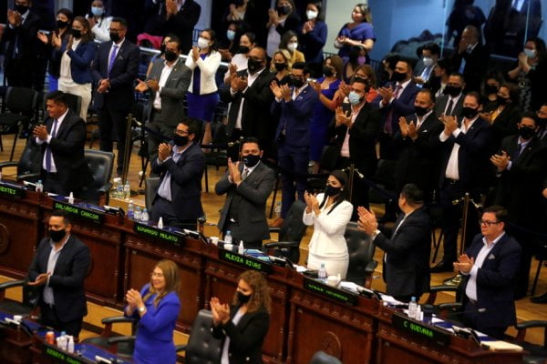 PHOTO JOSE CABEZAS, REUTERS Les membres du Parlement ont applaudi le résultat du vote confirmant la révocation des juges de la Cour suprême, le 1er mai à San Salvador.