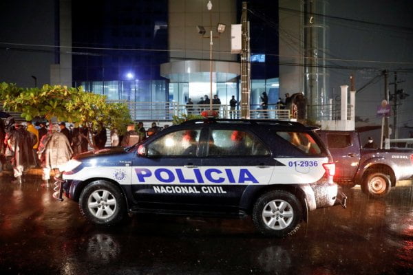 PHOTO JOSE CABEZAS, REUTERS Des policiers se sont présentés au bureau du procureur général alors que sa destitution était votée par les parlementaires.