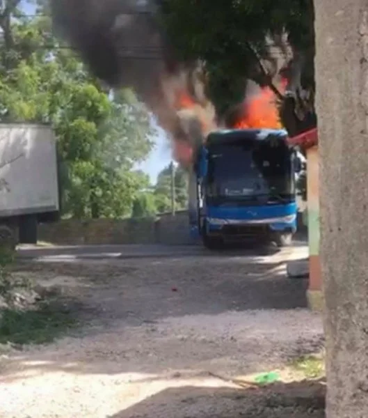 Deux bus de transport public ont été incendiés à l'Arcahaie ce 18 mai -