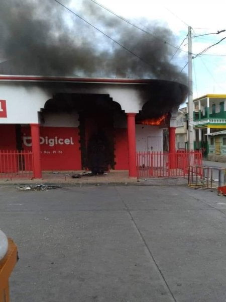 Un bureau de la compagnie Digicel incendié à Jérémie  - Digicel, protestation