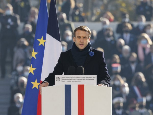 Le Président Emmanuel Macron a changé le bleu du drapeau français - Emmanuel Macron