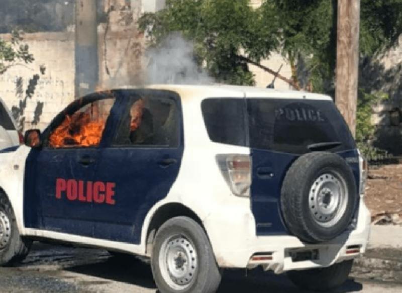 Un véhicule de la Police incendié aux Gonaïves - Ariel Henry, Gonaïves