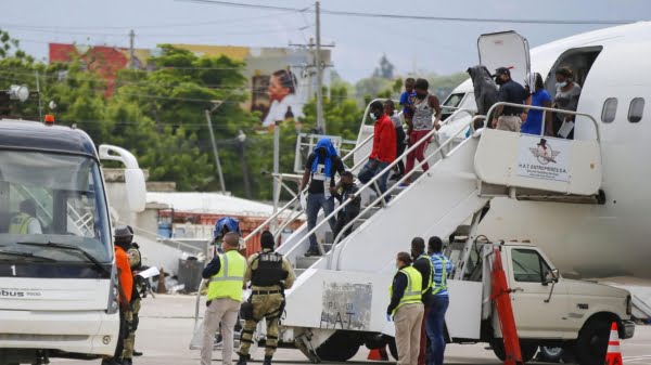 Migrants haïtiens : des parlementaires américains demandent au président Biden d’arrêter la politique de déportation - migrants haïtiens