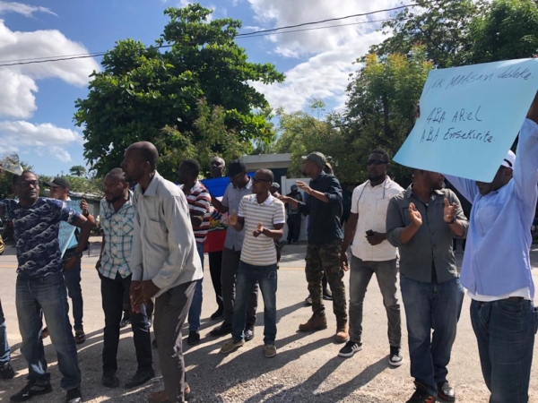 Sud: protestation devant l'aéroport Antoine Simon contre l'insécurité - Manifestation