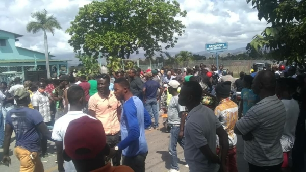 Sud: protestation devant l'aéroport Antoine Simon contre l'insécurité - Manifestation