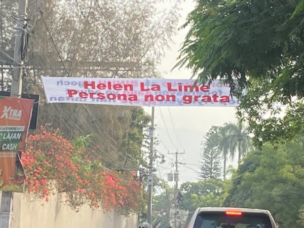 Des banderoles installées dans la capitale déclarant Helen Lalime persona non grata - BINUH, Haïti, Helen Meagher La Lime, Persona non grata