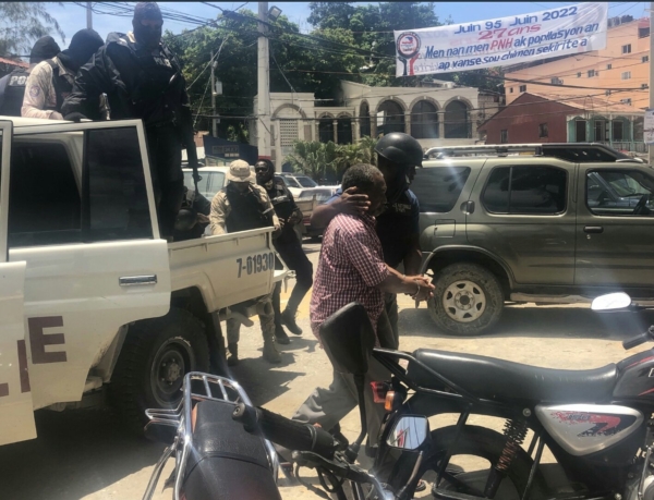 Arrestation du présumé assassin de Jean Marson Romélus, l'enfant tué pour des mangues à Jacmel - Arrestation d'un présumé assassin à Carrefour, Haïti, PNH