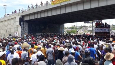 Des milliers de Lavalassiens dans les rues pour exiger le retour de Jean Bertrand Aristide au pouvoir - Jean Bertrand Aristide