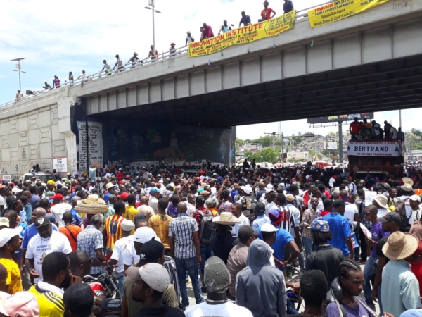 Des milliers de Lavalassiens dans les rues pour exiger le retour de Jean Bertrand Aristide au pouvoir - Haïti, Jean Bertrand Aristide, Mobilisation pour réclamer Jean Bertrand Aristide comme Président provisoire