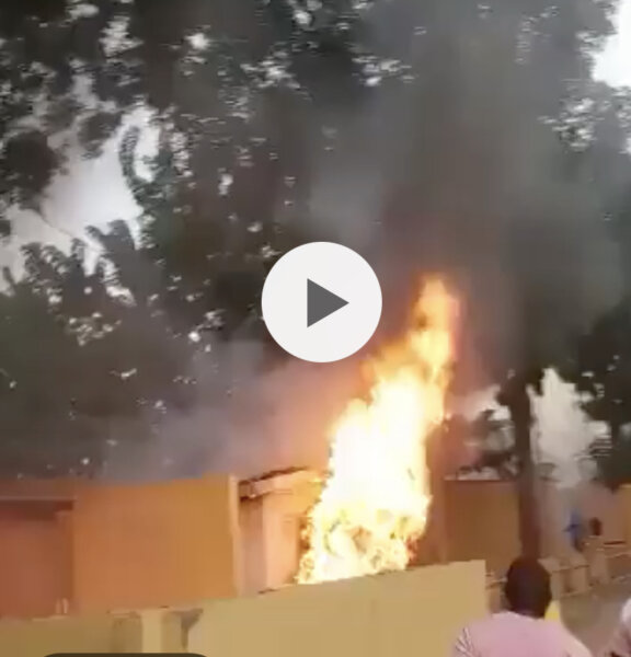 L'ambassade de France à Ouagadougou incendiée -