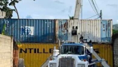 Des barricades en containers érigées dans des zones résidentielles pour bloquer l'assaut de Vitelhomme -