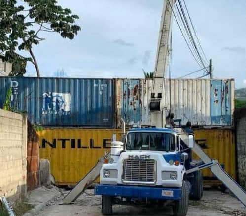 Des barricades en containers érigées dans des zones résidentielles pour bloquer l'assaut de Vitelhomme -