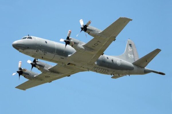 Le Canada nous console à une patrouille d'avion militaire en attendant la livraison des autres blindés -