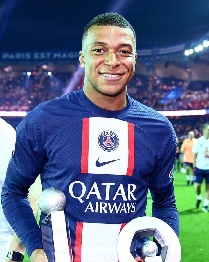 Kylian Mbappé signe un contrat de cinq ans avec le Real Madrid - Football