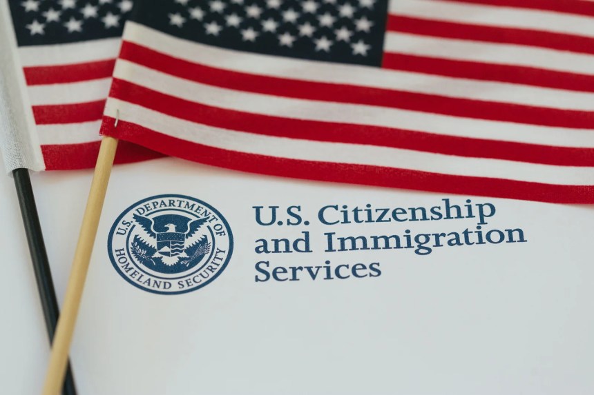 Encore une bonne nouvelle pour les migrants : le USCIS soutient l’éducation Civique et l’intégration - Immigrants, USCIS