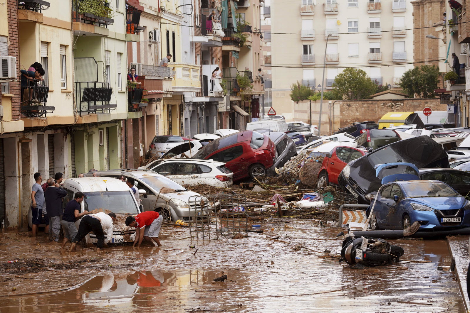 Inondations meurtrières : causant au moins 95 morts et plusieurs blessés - Sans abri