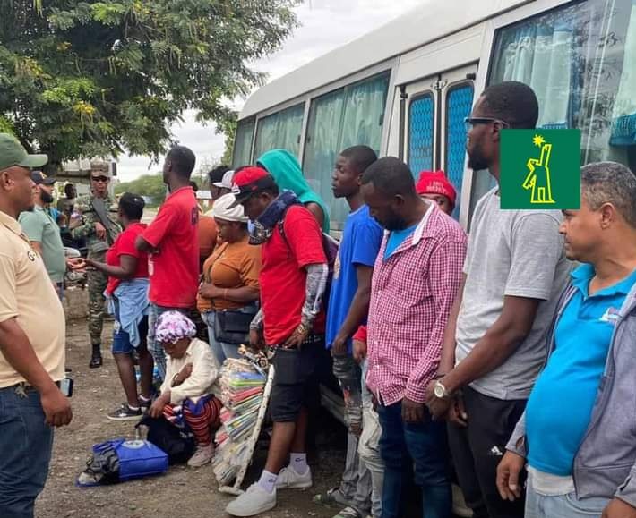 Immigration  : Un trafiquant arrêté avec 18 Haïtiens à la frontière de Montecristi - Immigration